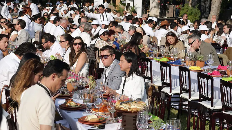 Asistentes a la comida de apertura por la Guía México Gastronómico 2026 en Puebla